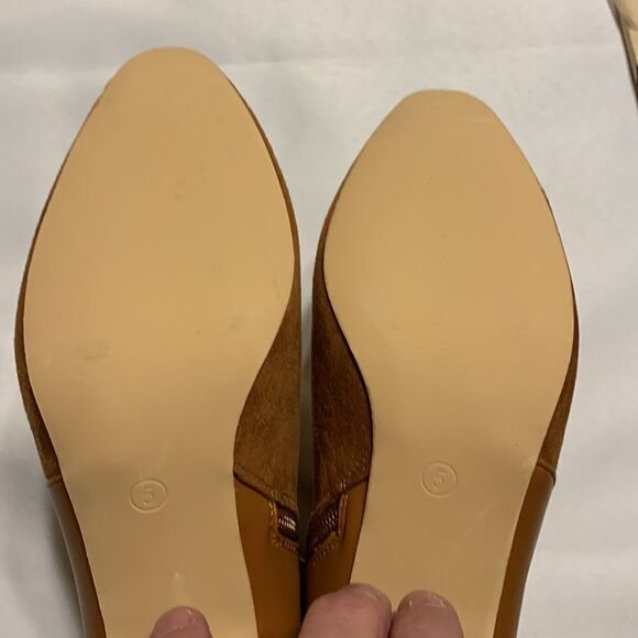 Women's size 5 chunky heels round toe ankle boots w/buckle. - Picture 5 of 10